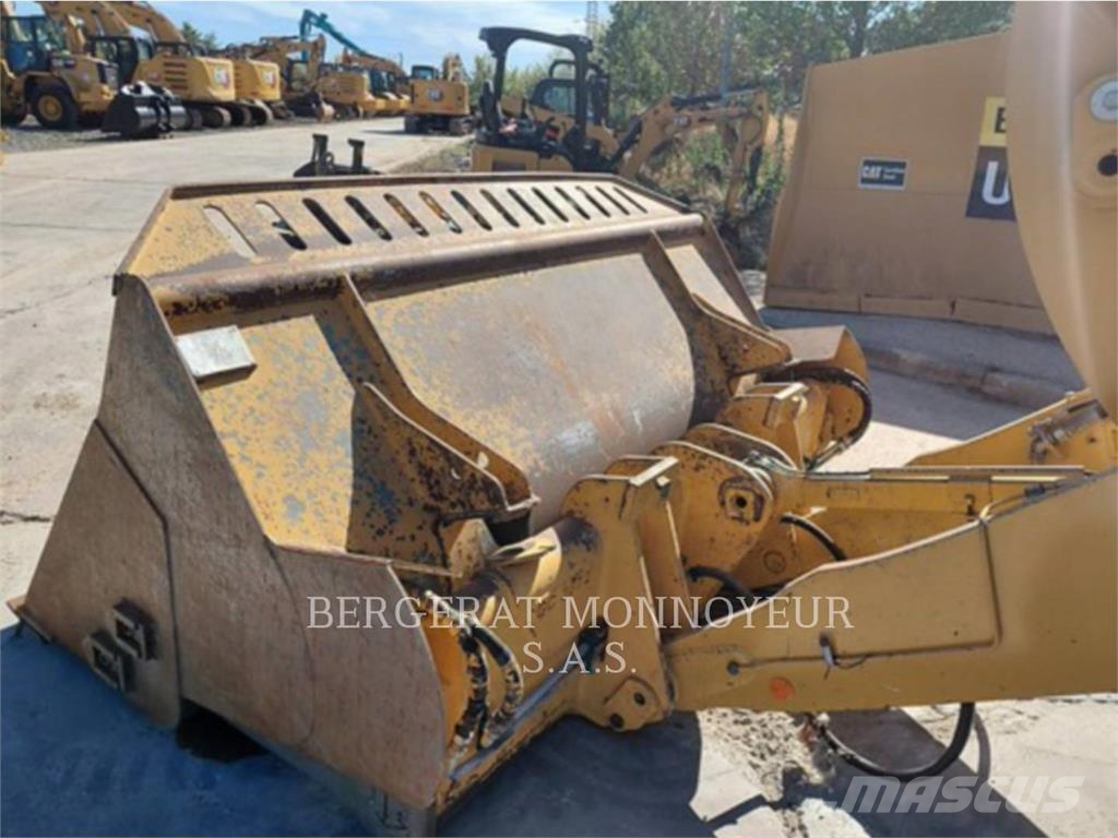 CAT 938M Pale gommate