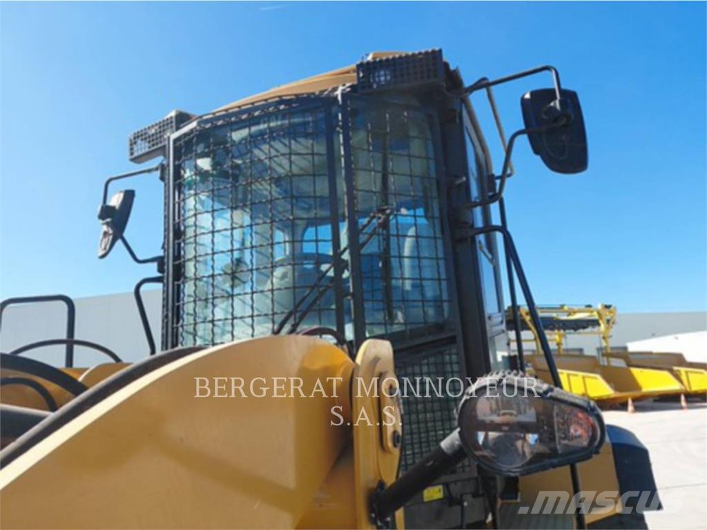 CAT 938M Pale gommate
