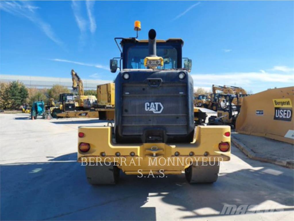 CAT 938M Pale gommate