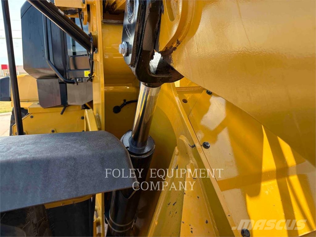 CAT 938M Kolesové nakladače