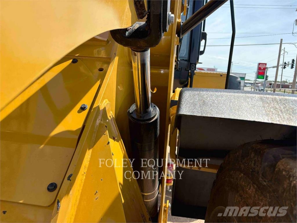 CAT 938M Kolesové nakladače