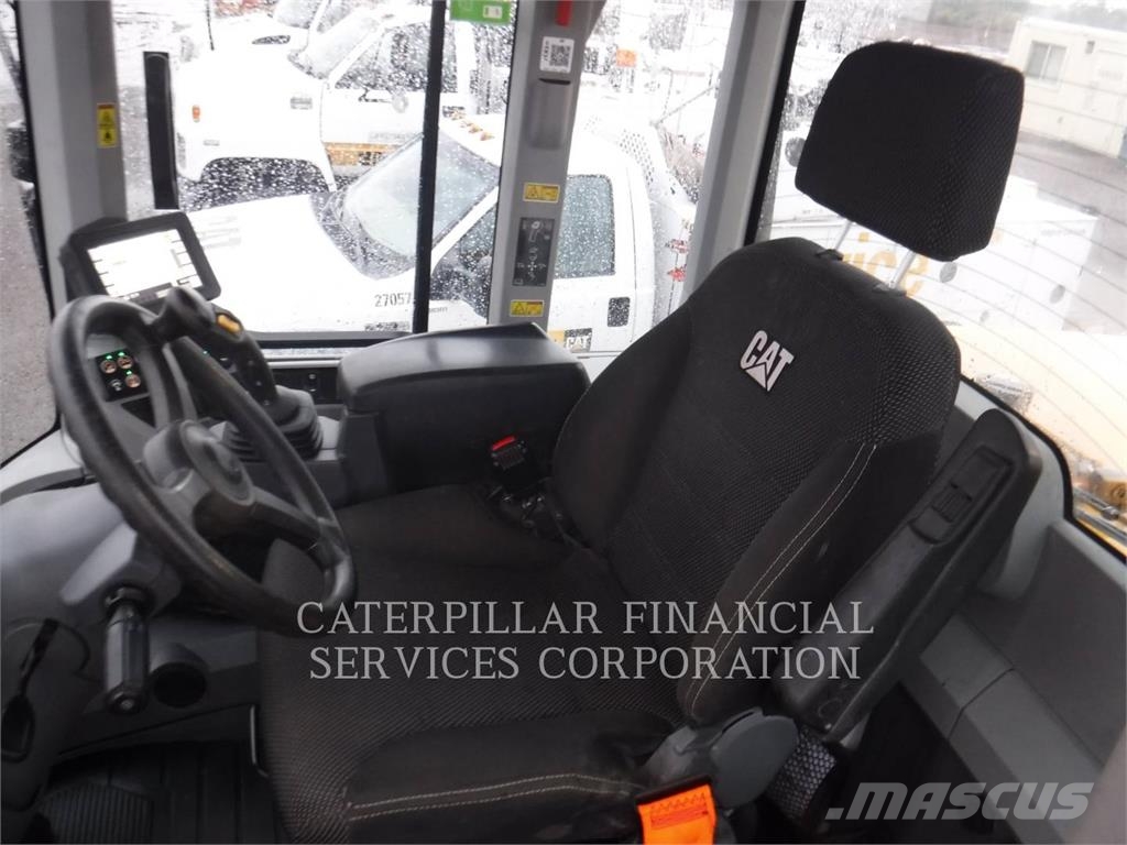 CAT 938M Pale gommate