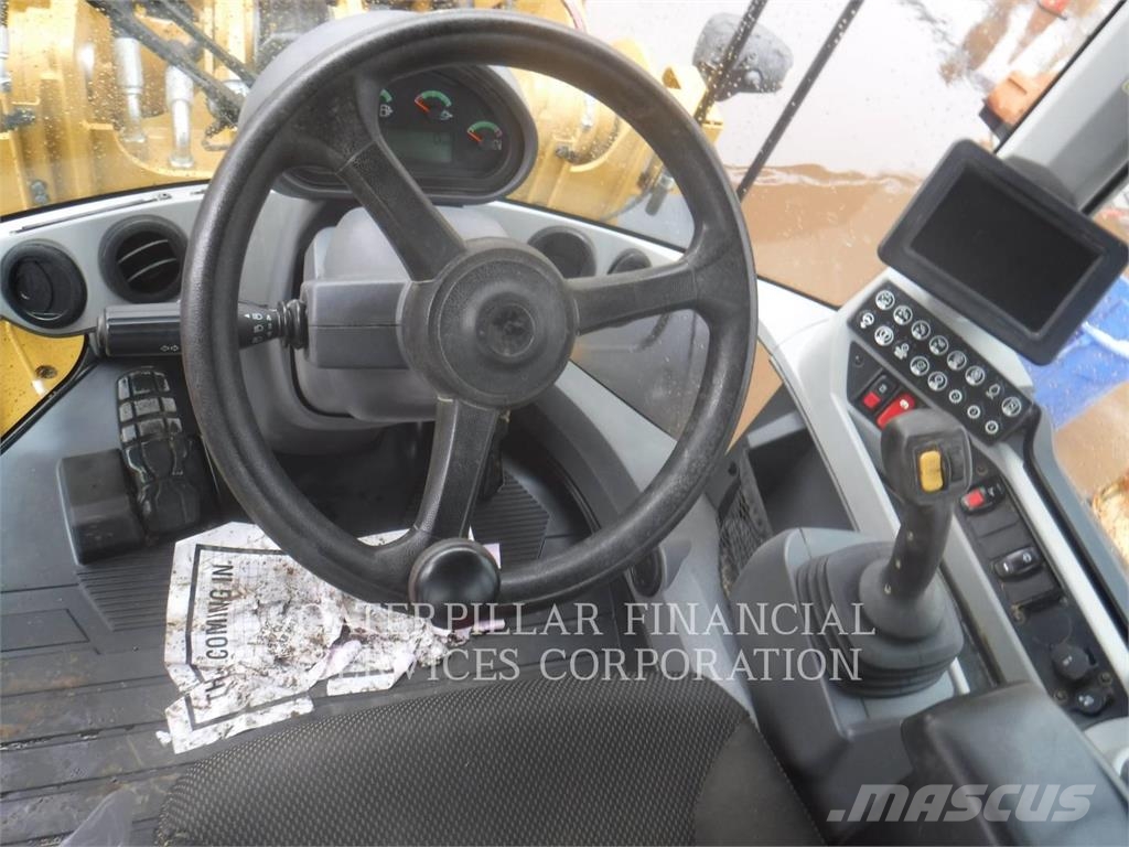 CAT 938M Pale gommate