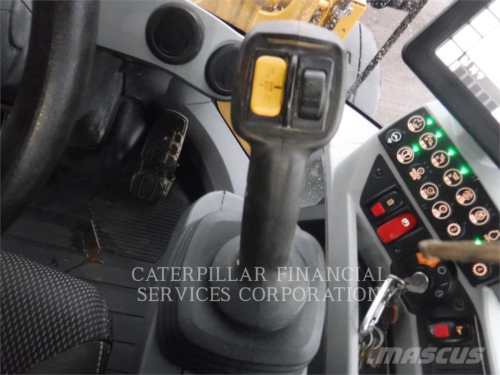 CAT 938M Pale gommate