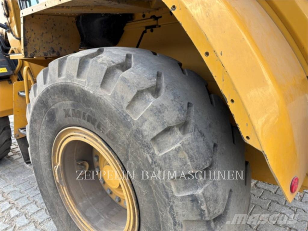 CAT 938M Iekrāvēji uz riteņiem