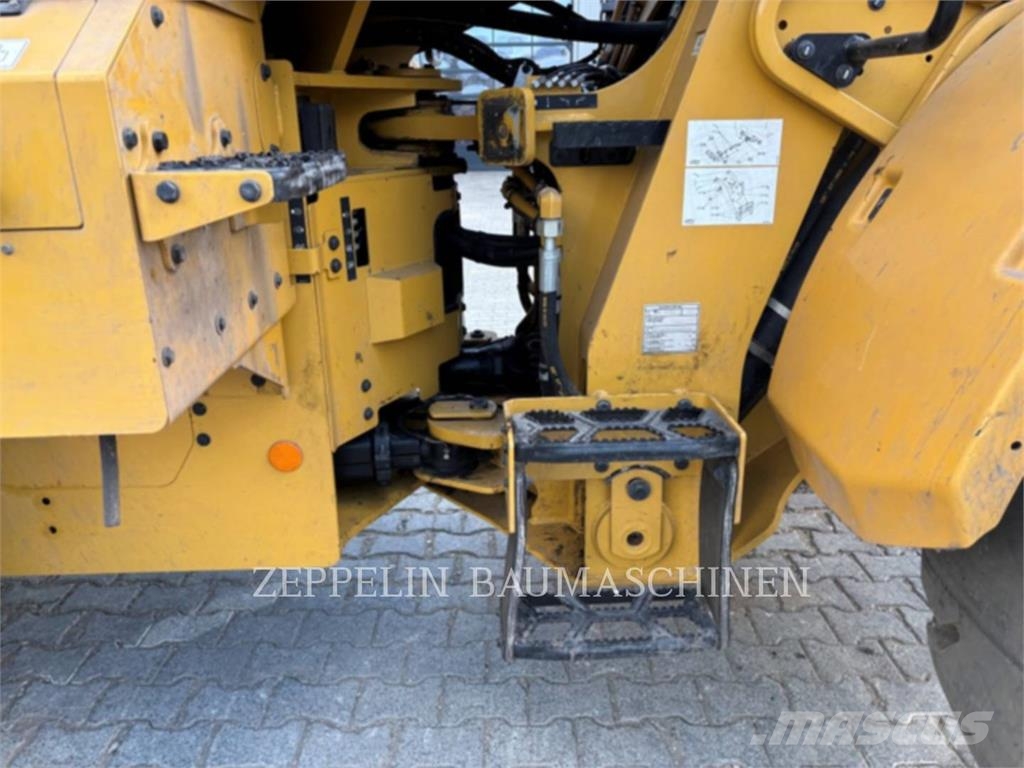 CAT 938M Iekrāvēji uz riteņiem
