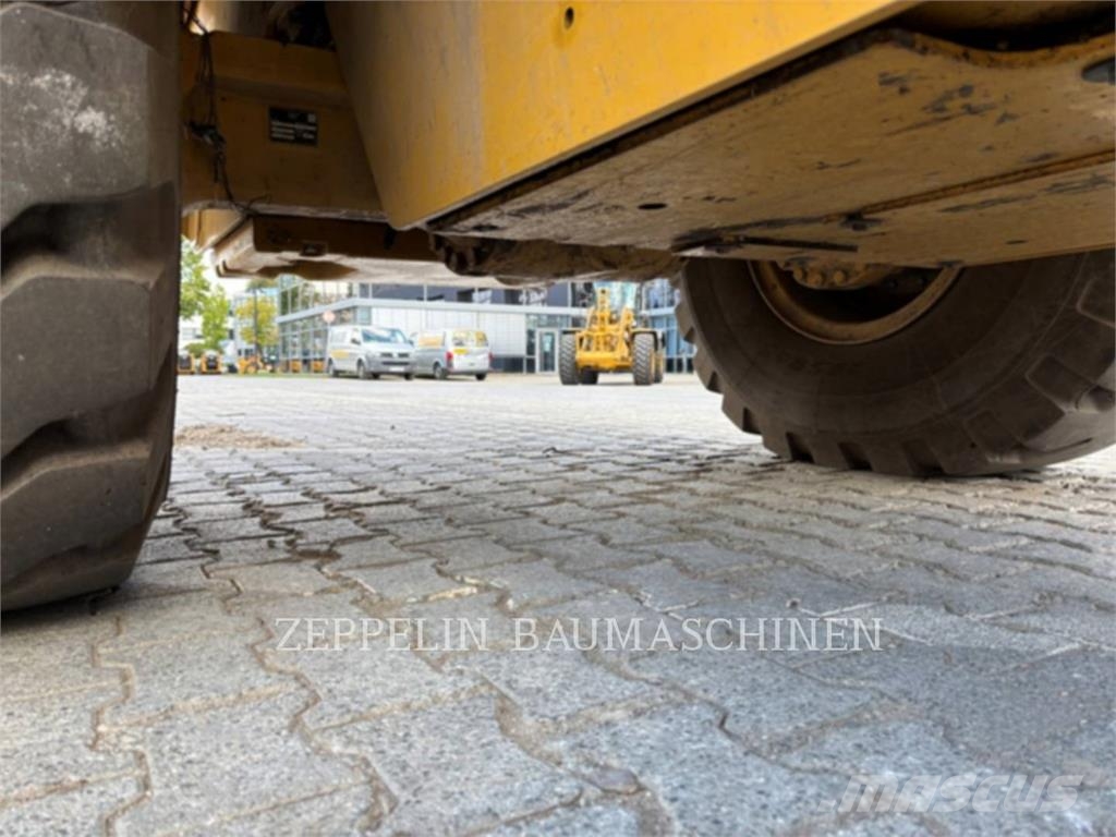 CAT 938M Iekrāvēji uz riteņiem