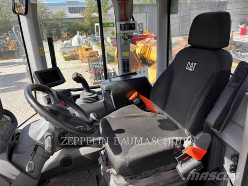 CAT 938M Iekrāvēji uz riteņiem