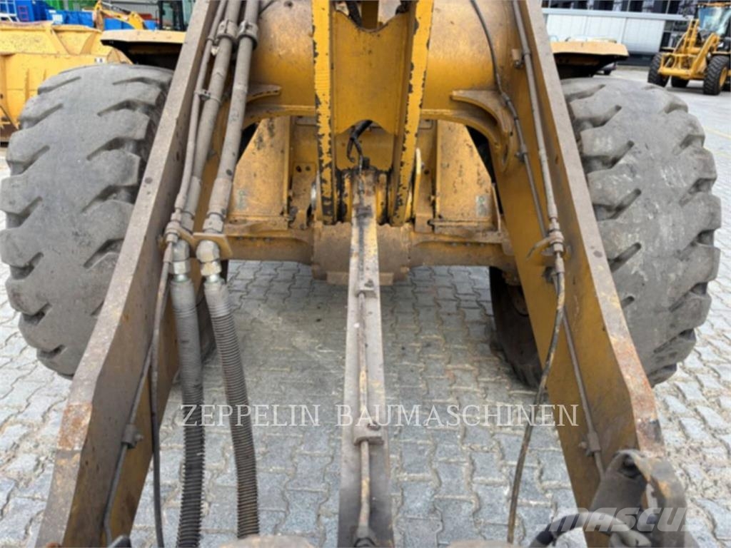 CAT 938M Iekrāvēji uz riteņiem