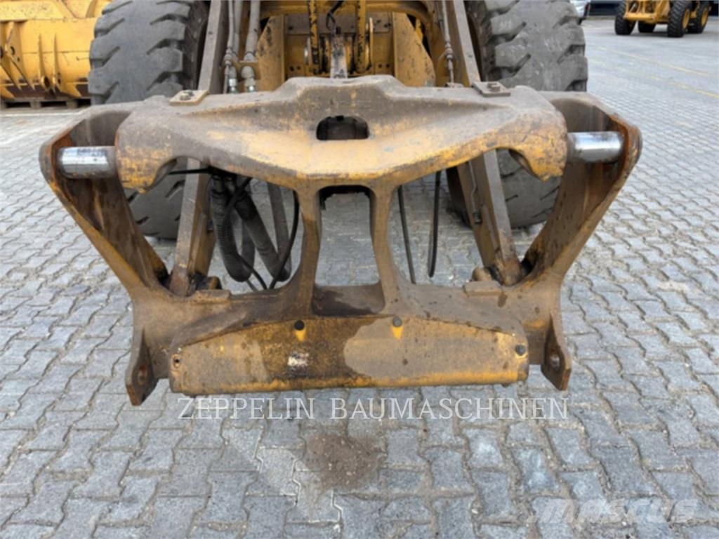 CAT 938M Iekrāvēji uz riteņiem