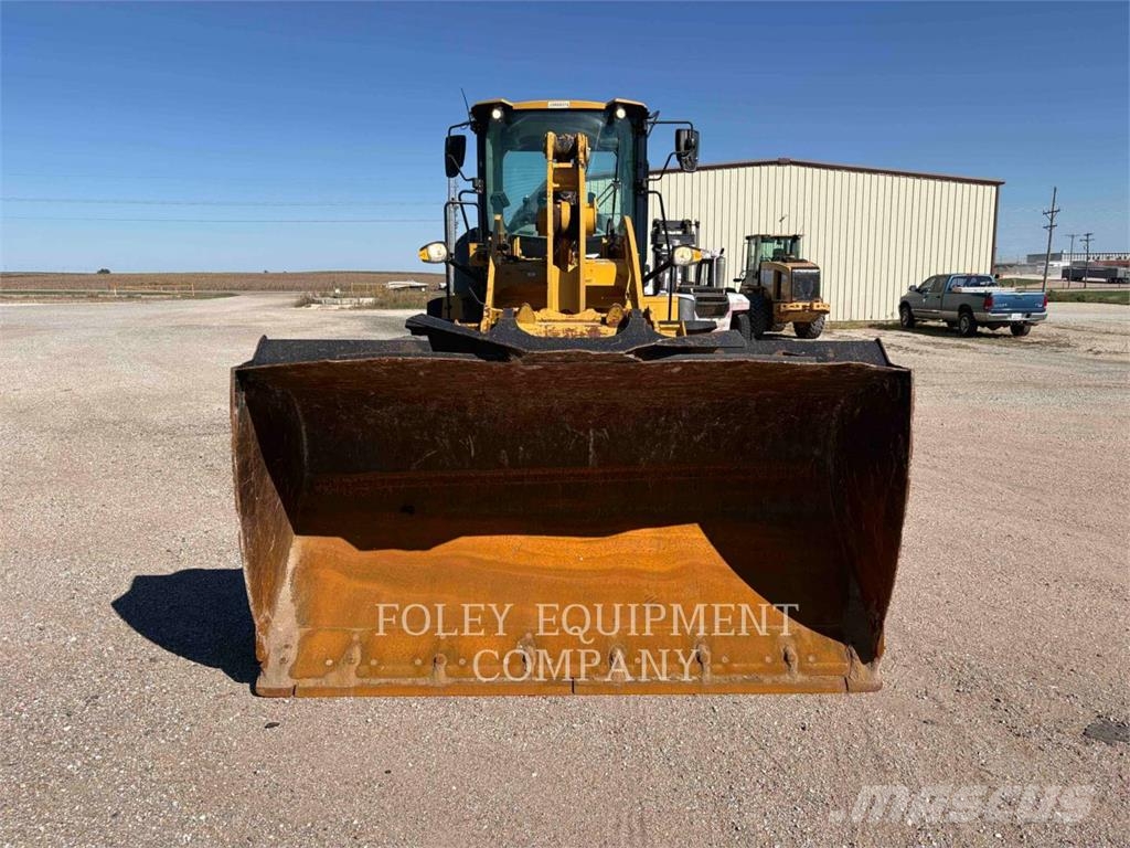 CAT 938M Pale gommate