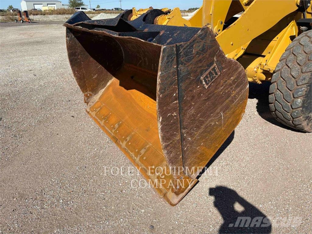 CAT 938M Pale gommate