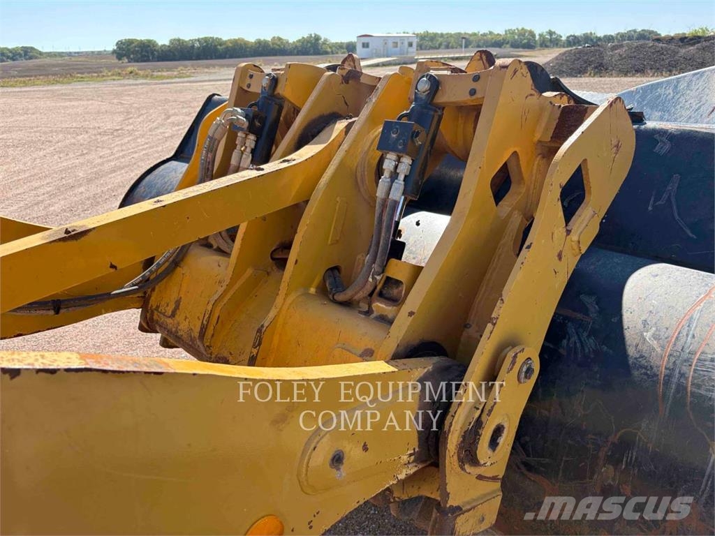 CAT 938M Pale gommate