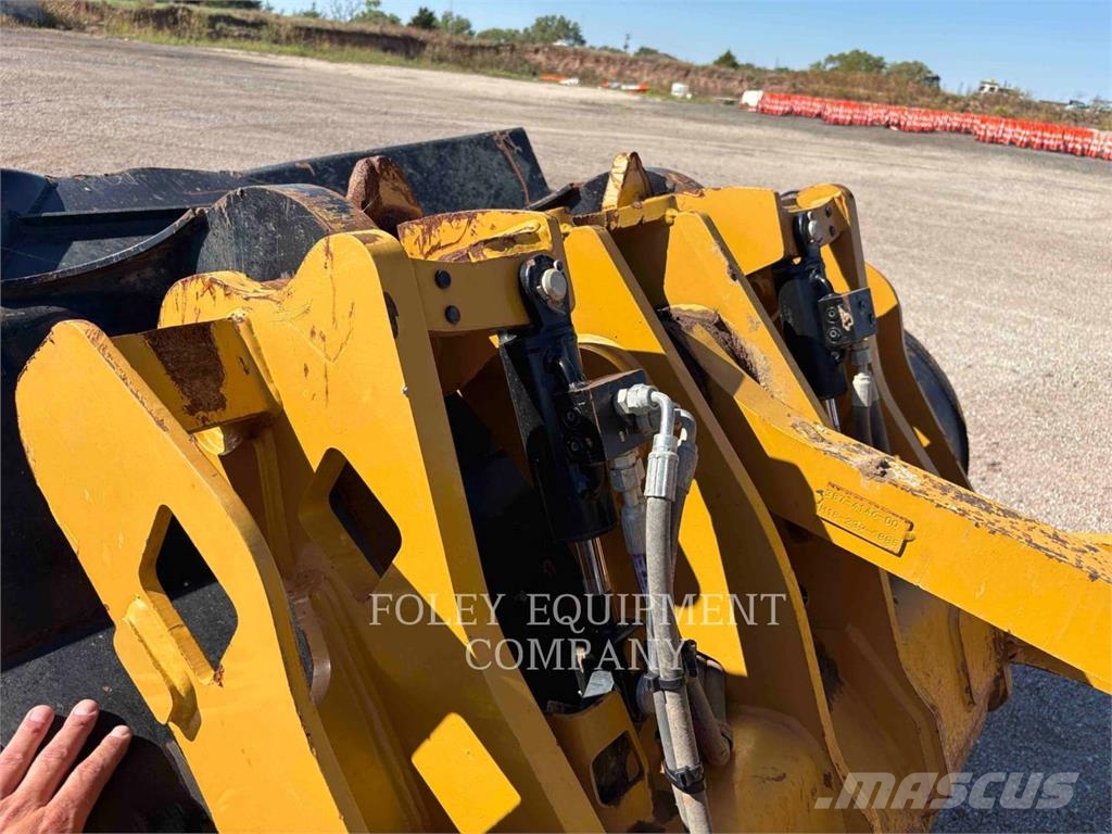 CAT 938M Pale gommate