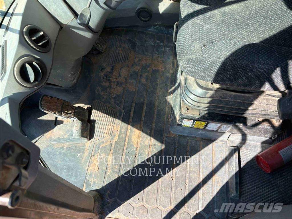 CAT 938M Pale gommate