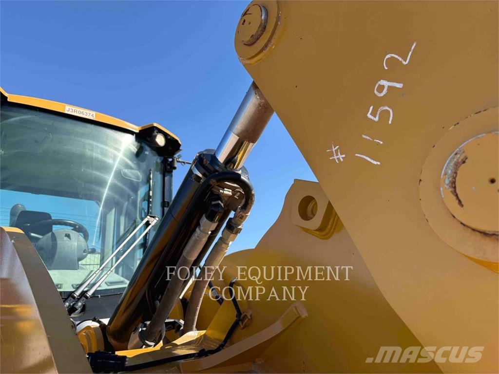 CAT 938M Pale gommate