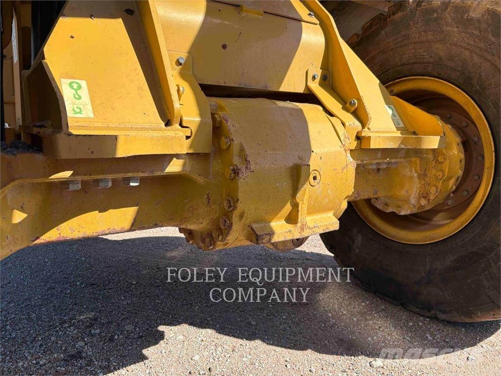 CAT 938M Pale gommate