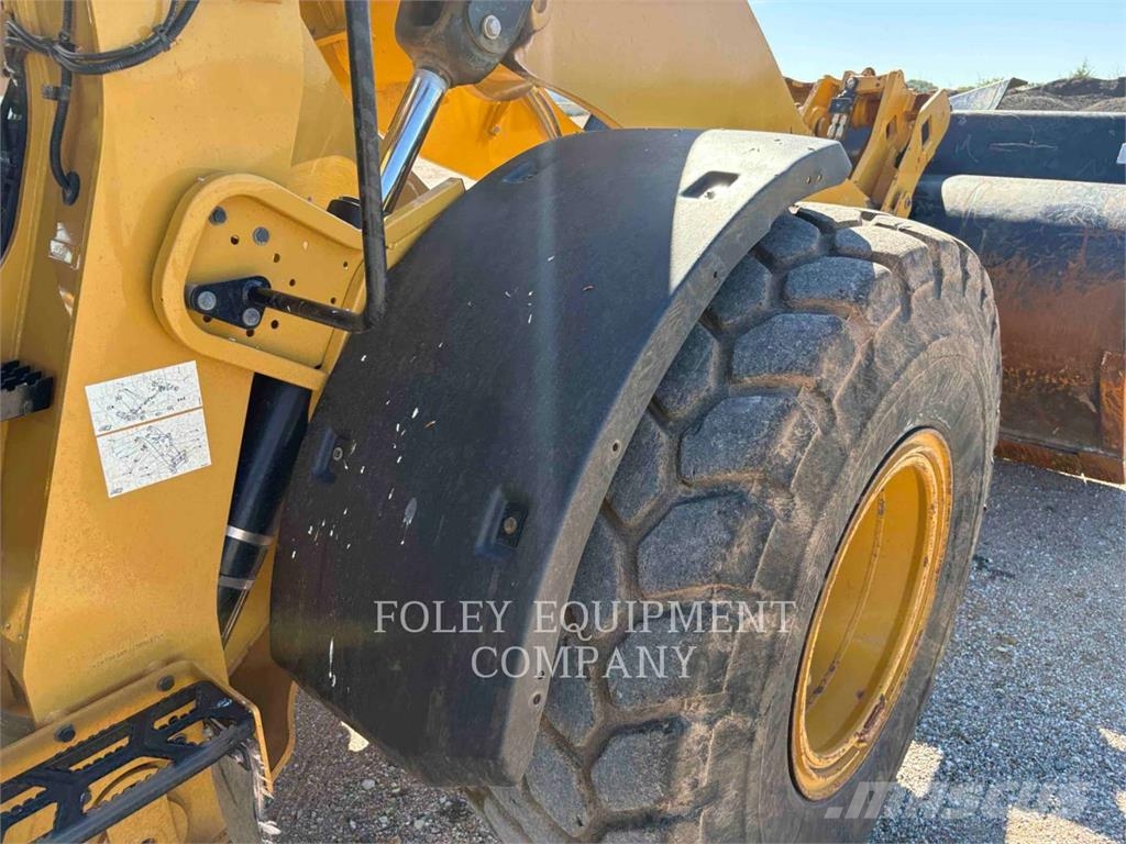 CAT 938M Pale gommate