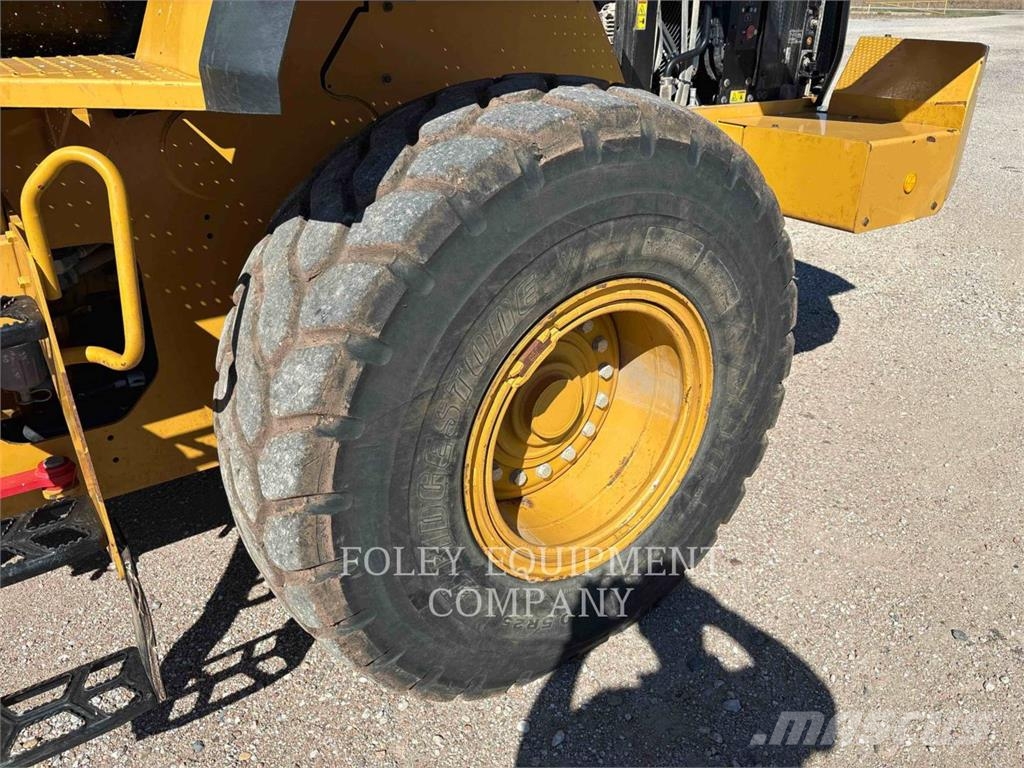 CAT 938M Pale gommate
