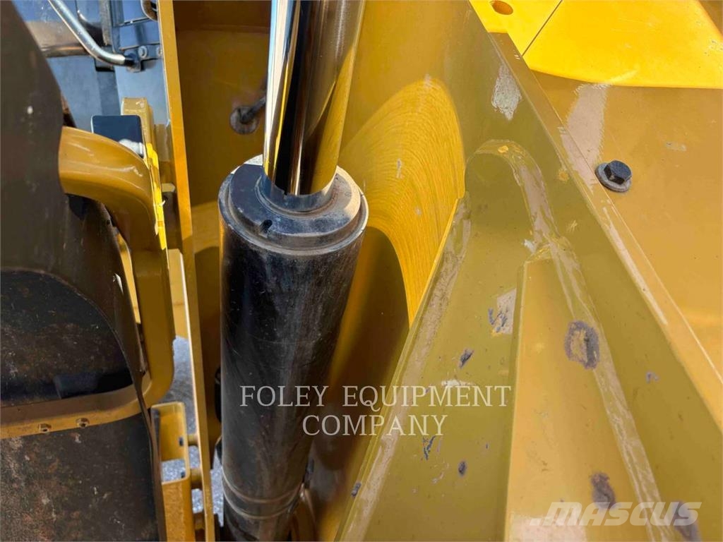 CAT 938M Pale gommate