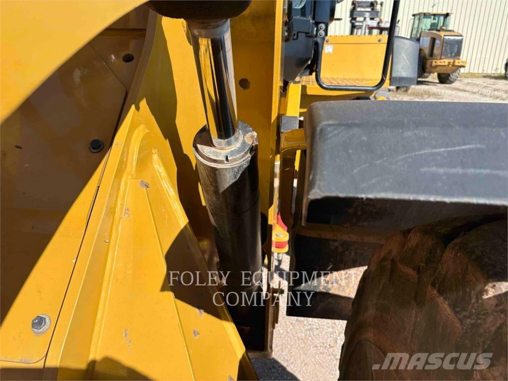 CAT 938M Pale gommate
