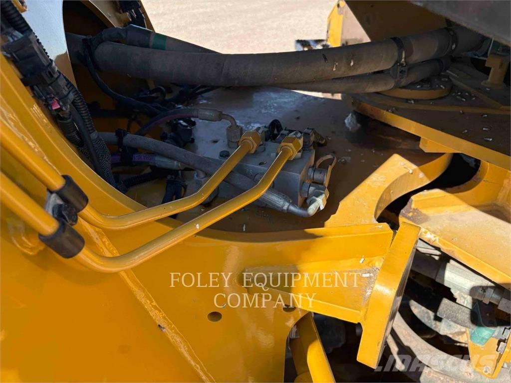 CAT 938M Pale gommate
