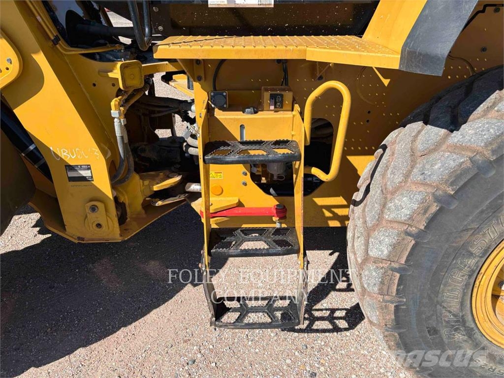 CAT 938M Pale gommate