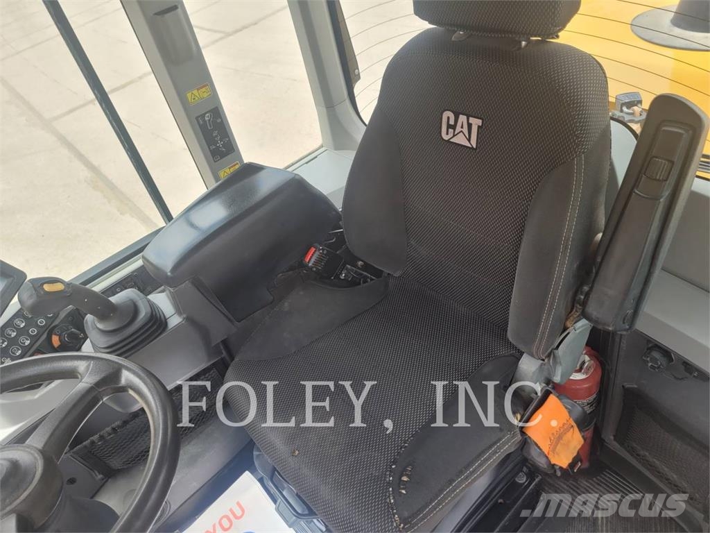CAT 938M Kolesni nakladalci