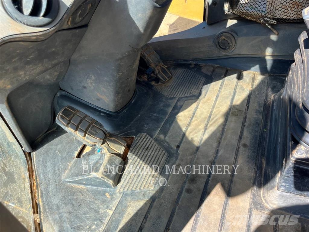 CAT 938M Iekrāvēji uz riteņiem