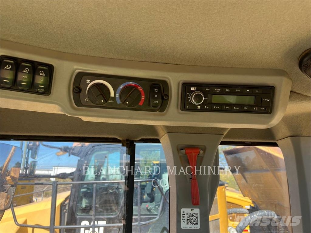 CAT 938M Iekrāvēji uz riteņiem