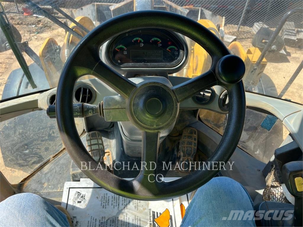 CAT 938M Iekrāvēji uz riteņiem