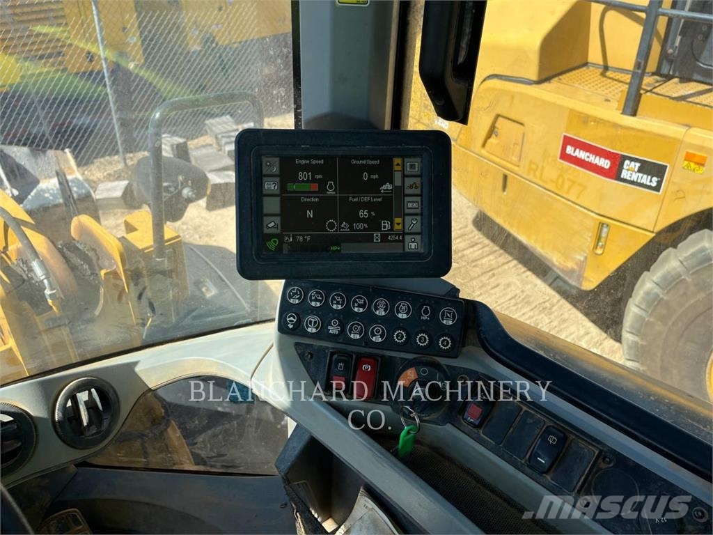 CAT 938M Iekrāvēji uz riteņiem