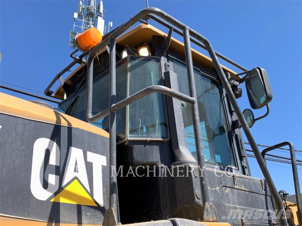 CAT 950K لوادر بعجل