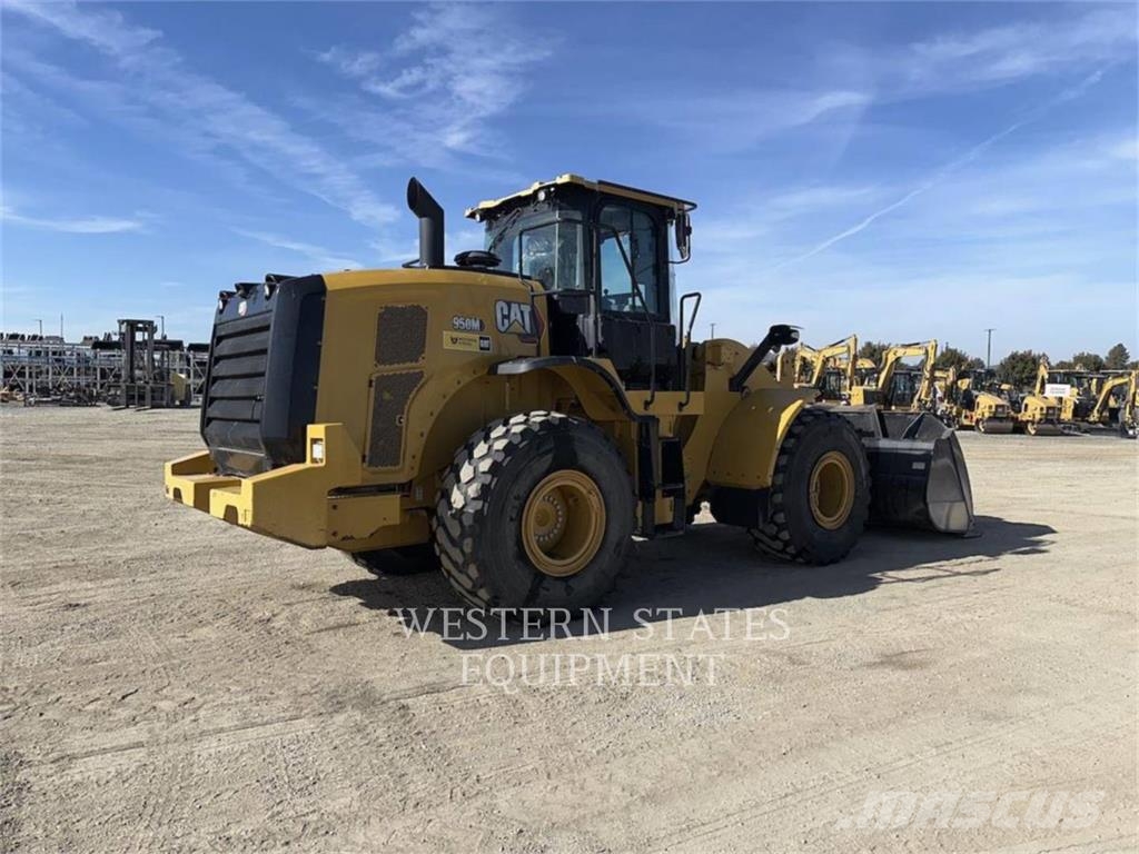 CAT 950M لوادر بعجل