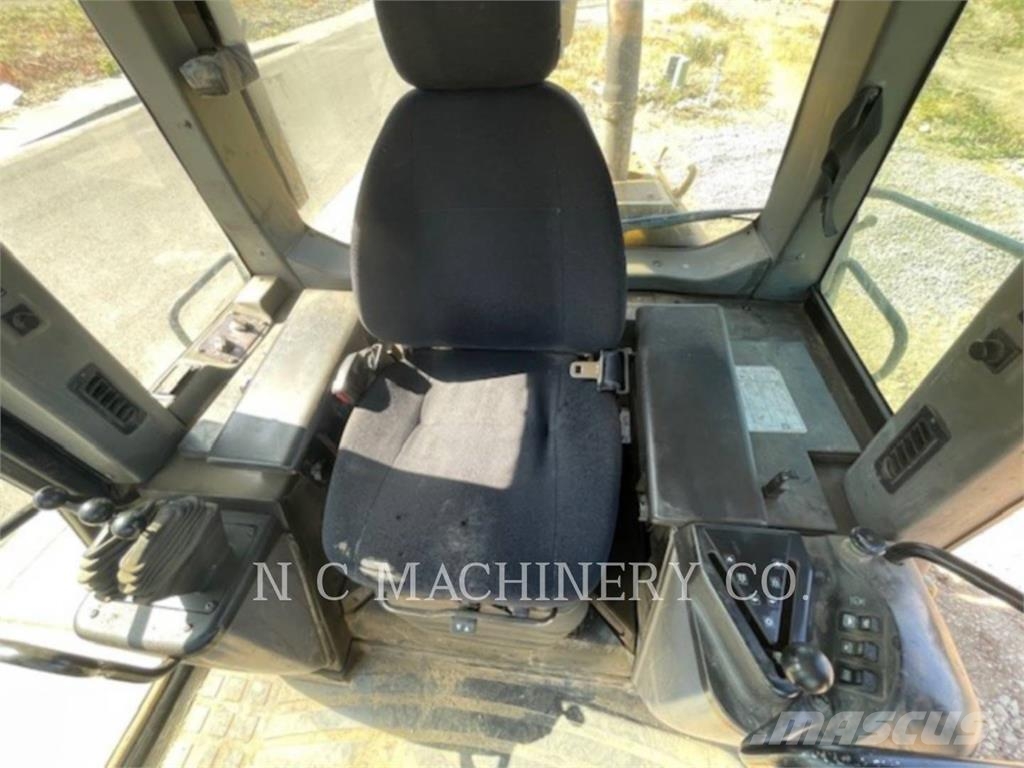 CAT 953C بلدوزرات مجنزرة