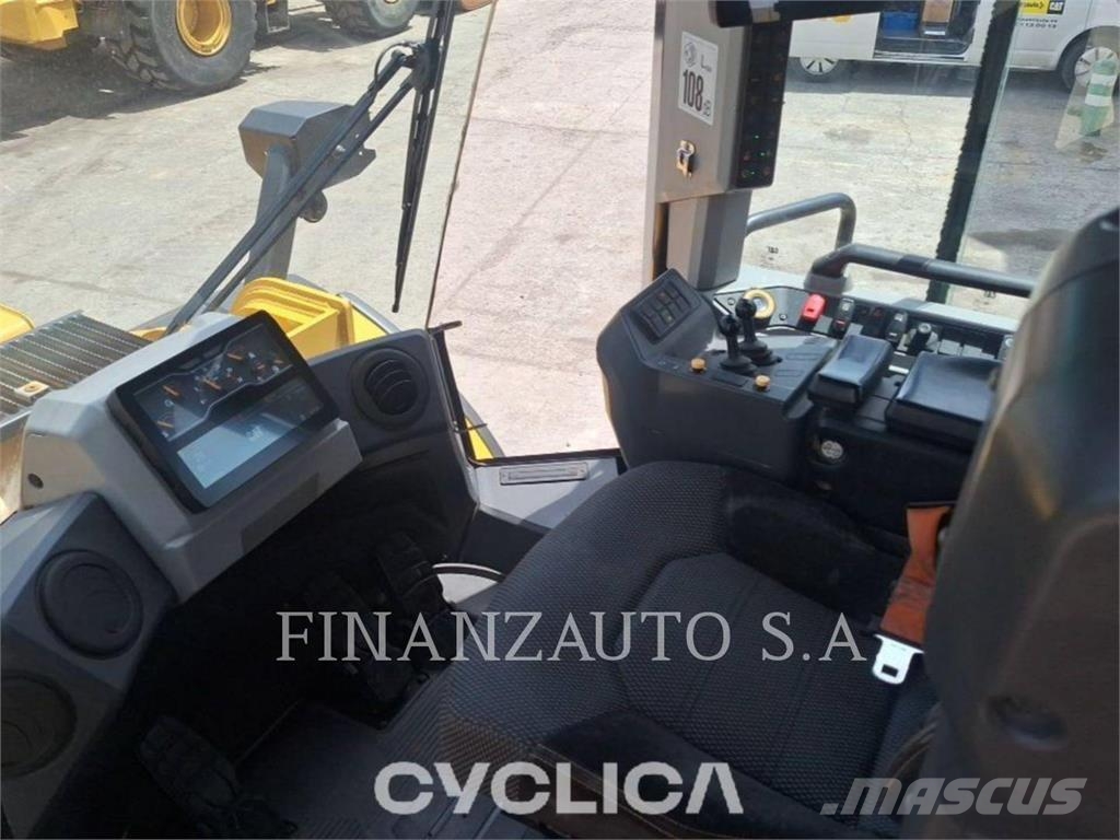 CAT 966 لوادر بعجل