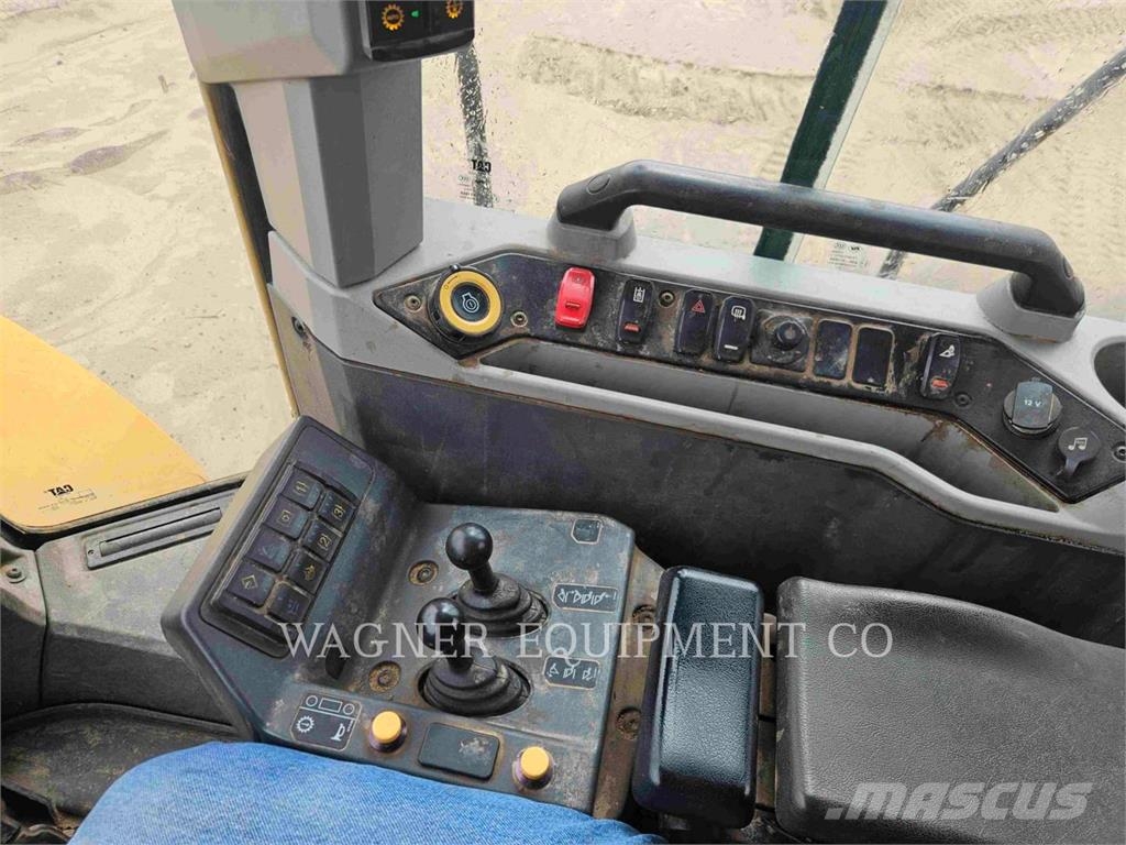 CAT 966 لوادر بعجل