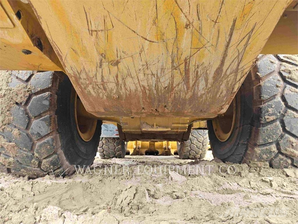 CAT 966 لوادر بعجل