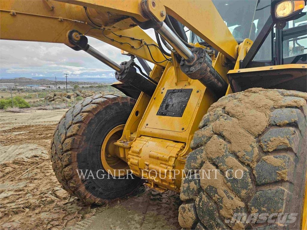 CAT 966 لوادر بعجل