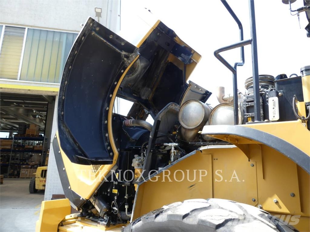 CAT 966M Kolesni nakladalci