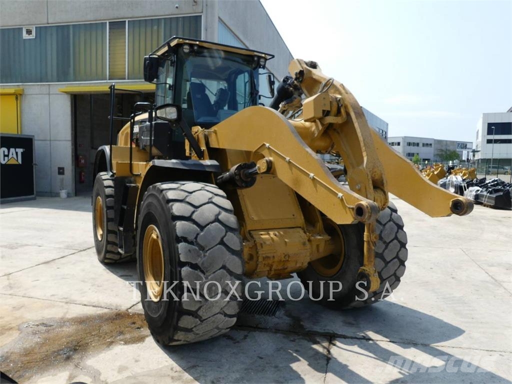 CAT 966M Kolesni nakladalci