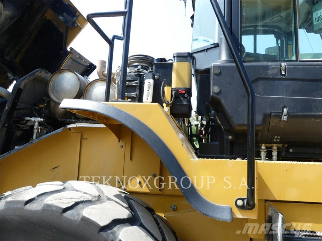 CAT 966M Kolesni nakladalci