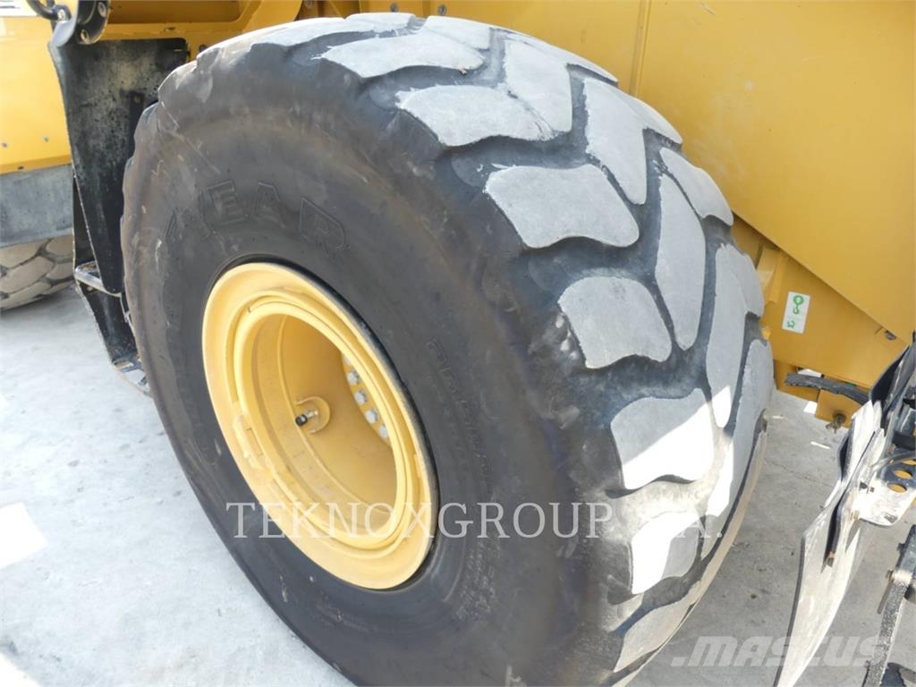 CAT 966M Kolesni nakladalci