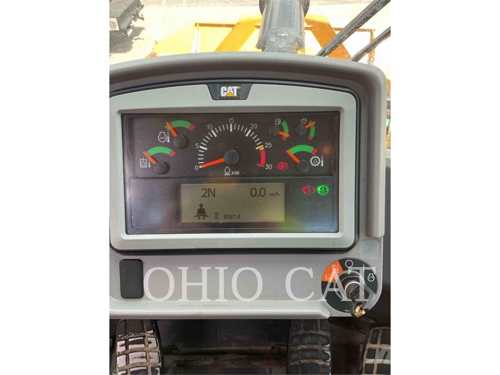 CAT 966M Gumikerekes homlokrakodók