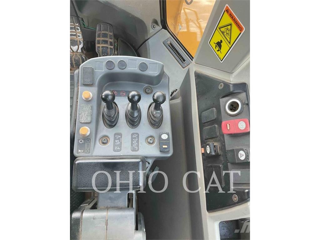 CAT 966M Gumikerekes homlokrakodók