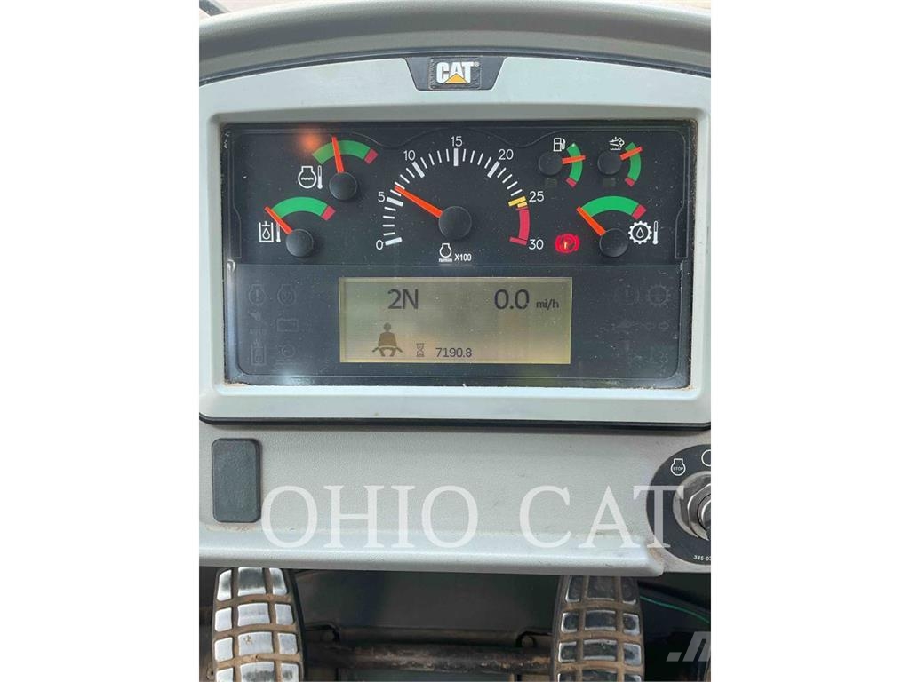 CAT 966M Gumikerekes homlokrakodók