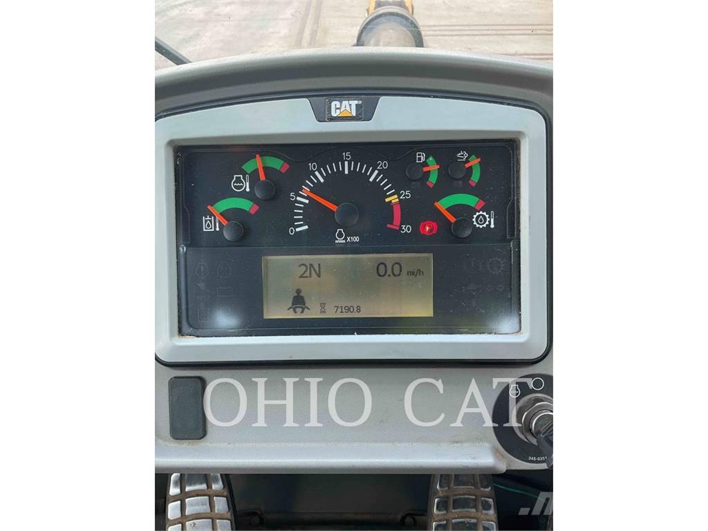 CAT 966M Gumikerekes homlokrakodók