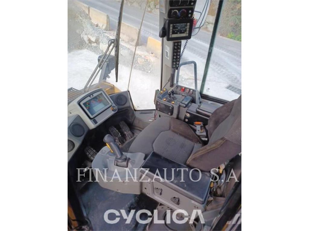 CAT 966M لوادر بعجل