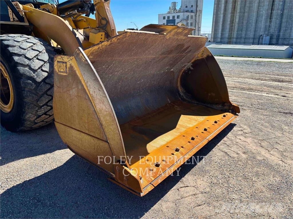CAT 966M Iekrāvēji uz riteņiem