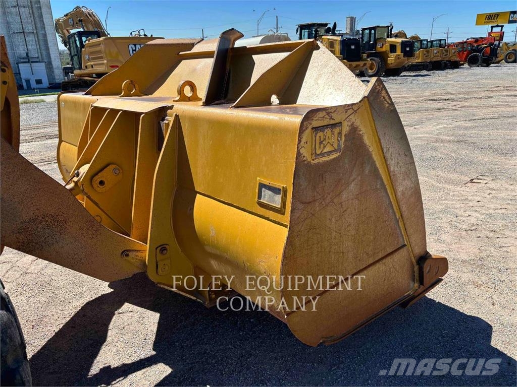 CAT 966M Iekrāvēji uz riteņiem